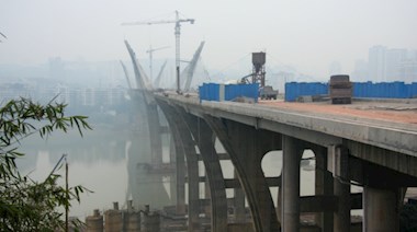 國窖長江大橋及東岸互通式立交橋工程建設進展順利